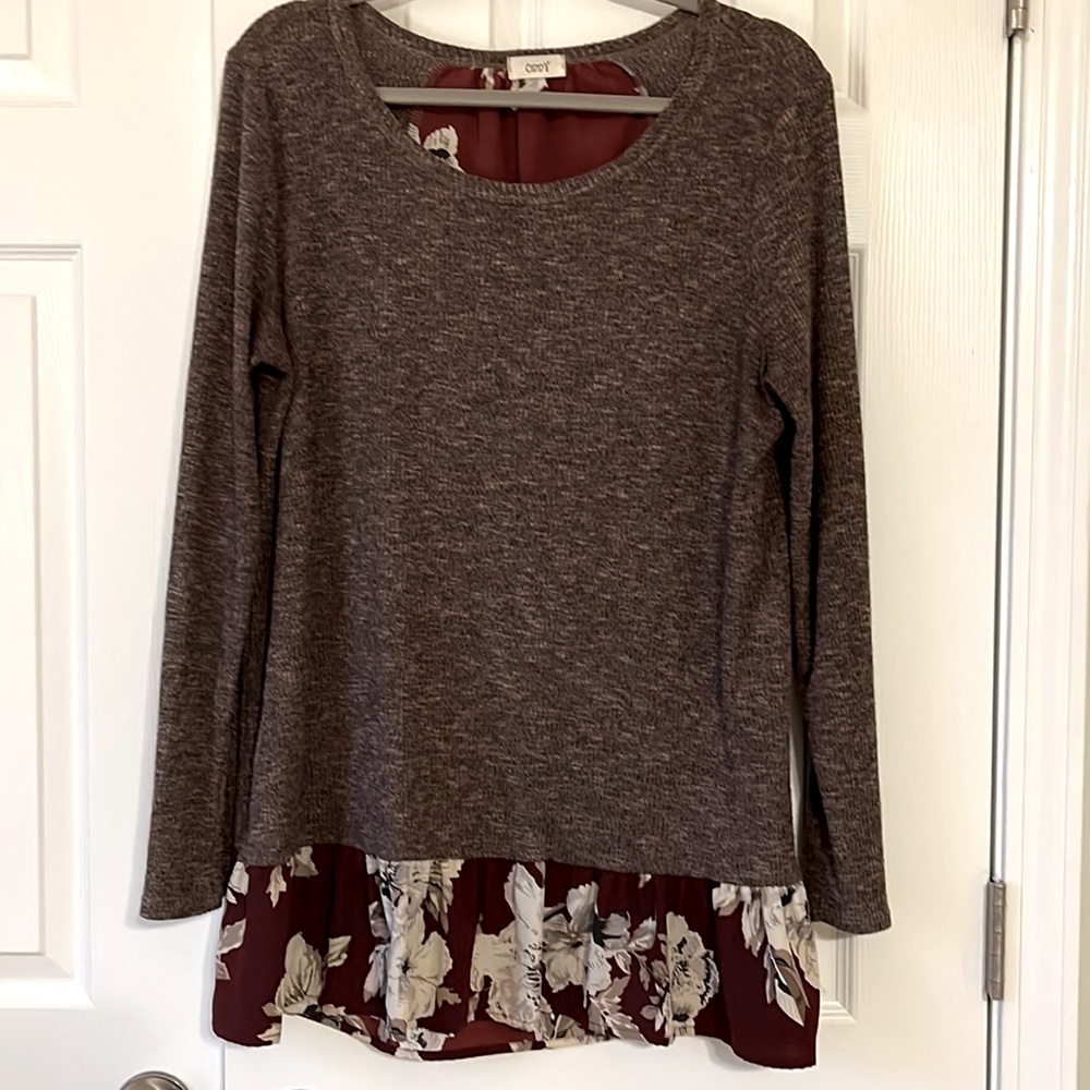 Long sleeve tunic with flower back.
